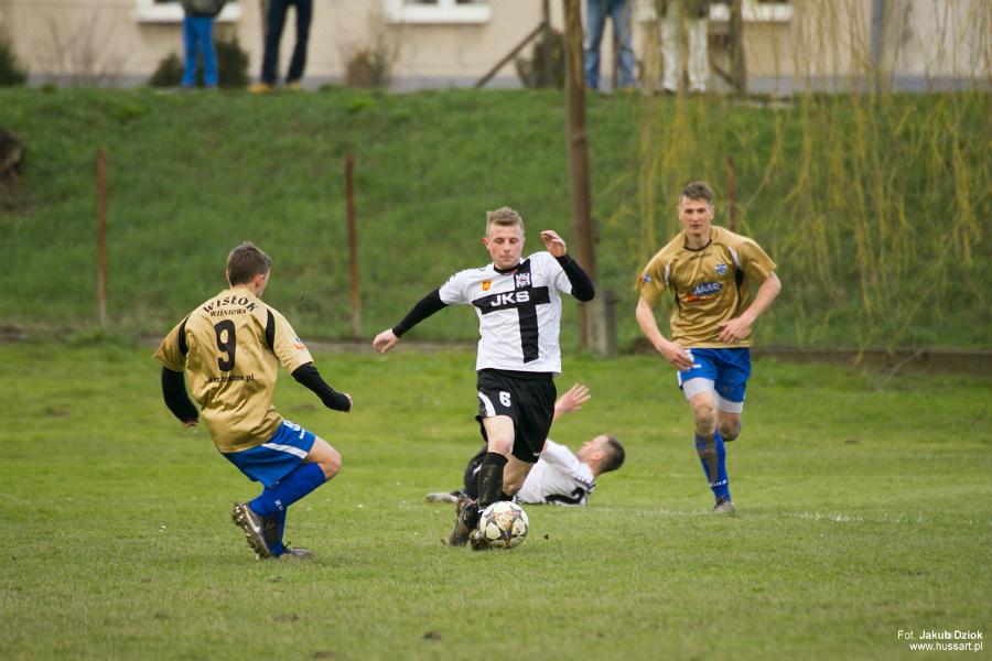 Piłkarze Wisłoka Wiśniowa (złote koszulki) zremisowali z Cosmosem Nowotaniec (fot. Jakub Dziok)