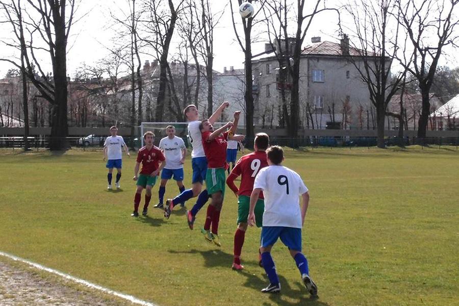 Wisłok Wiśniowa (biało-niebieskie stroje) wygrał w Krasnem aż 5-0 i w finale Pucharu Polski na szczeblu podokręgów Rzeszów-Dębica zmierzy się z lepszym z pary Rzemieślnik Pilzno - Stal Rzeszów (fot. archiwum)