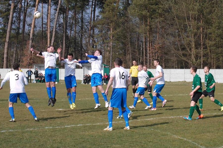 Piłkarze Wisłoka Wiśniowa (biało-niebieskie stroje) rozpoczęli przygotowania do rundy wiosennej rozgrywek 4 ligi podkarpackiej.
