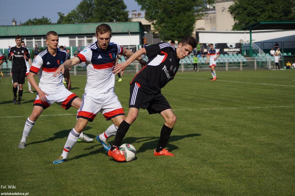 LKS Pisarowce w białych strojach (fot. Wiki)