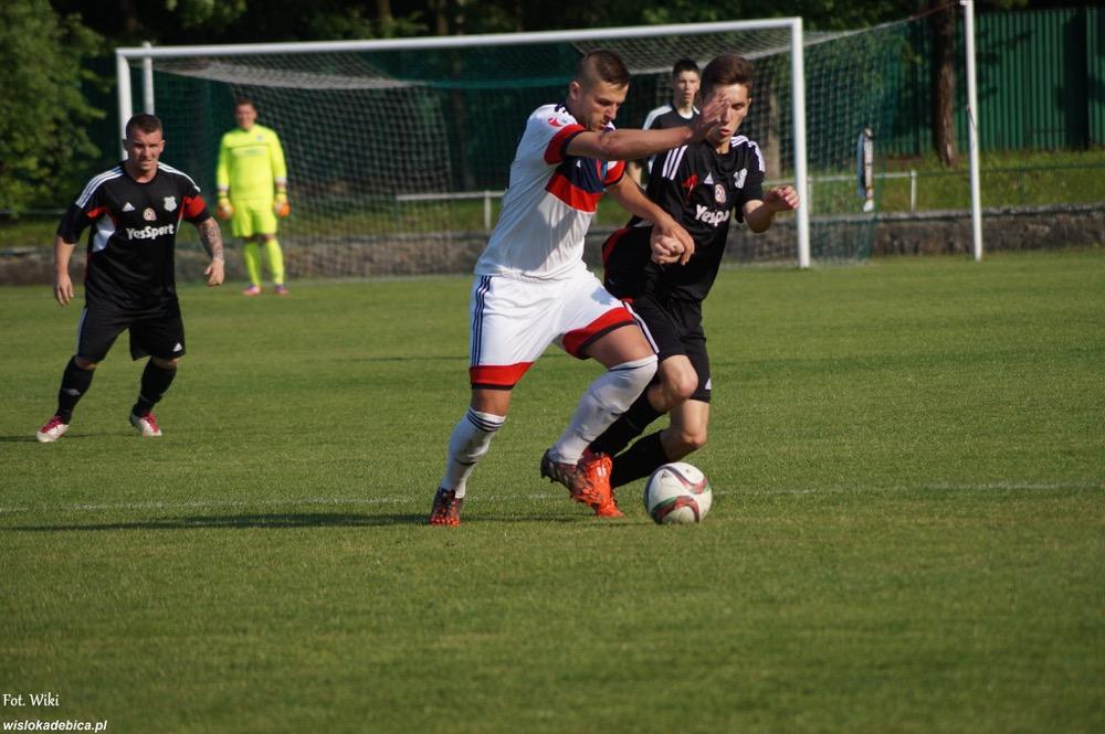 LKS Pisarowce (białe stroje) ma dodatkowych sparingpartnerów (fot. Wiki / wislokadebica.pl)