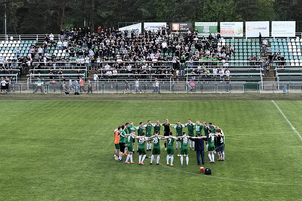Radość graczy Wisłoki Dębica po wysokiej wygranej z Polonią Przemyśl.