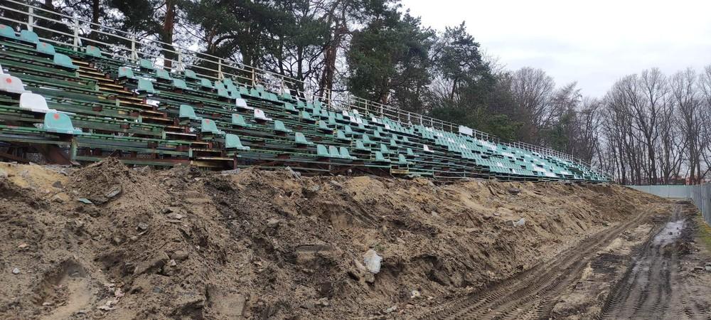 Trwają prace budowlane na stadionie Wisłoki Dębica. Obecnie rozbierana jest duża trybuna (fot. facebook.com/wisloka1908)