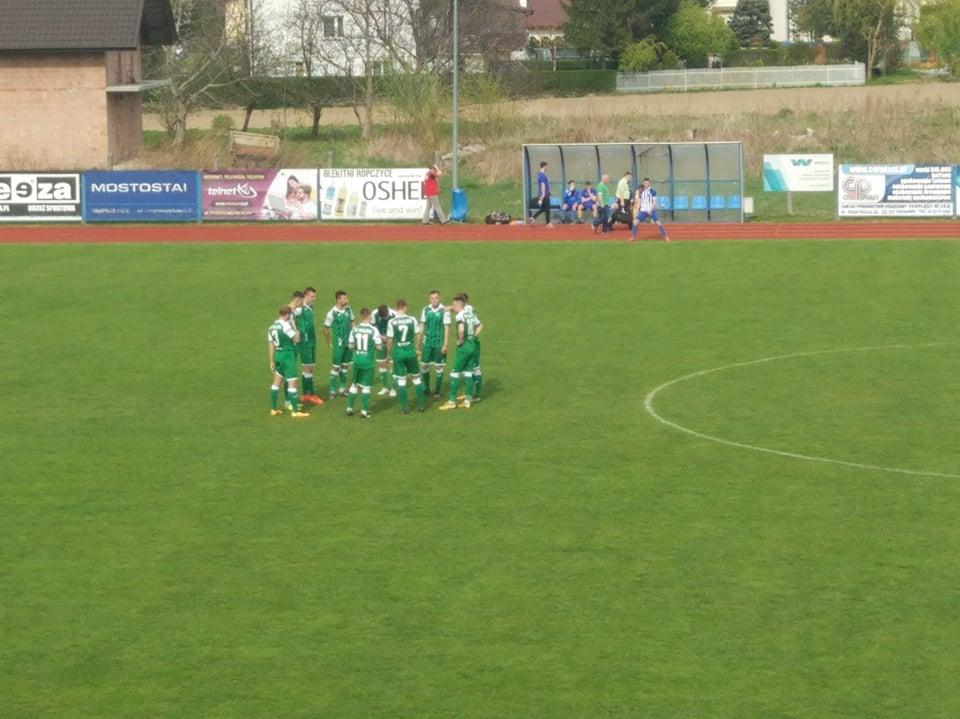 Wisłoka Dębica wygrała z Błękitymi Ropczyce i wróciła na fotel lidera 4 ligi podkarpackiej. (fot. Konrad Kwolek)