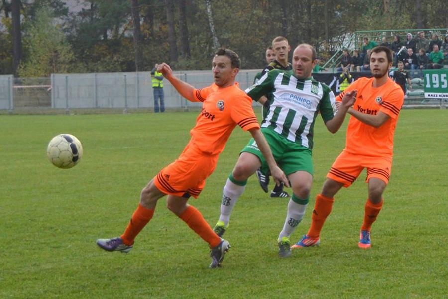 Ireneusz Gryboś (na zdjęciu w środku) odchodzi z Wisłoki Dębica.