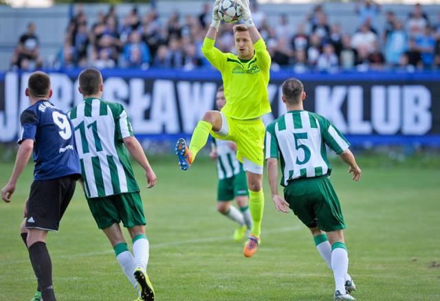 Wisłoka Dębica na inaugurację piłkarskiej wiosny zmierzy się z Sokołem Sieniawa. Piłkę łapie Łukasz Ćwiczak, który z dębickiego klubu odszedł właśnie do Sieniawy.