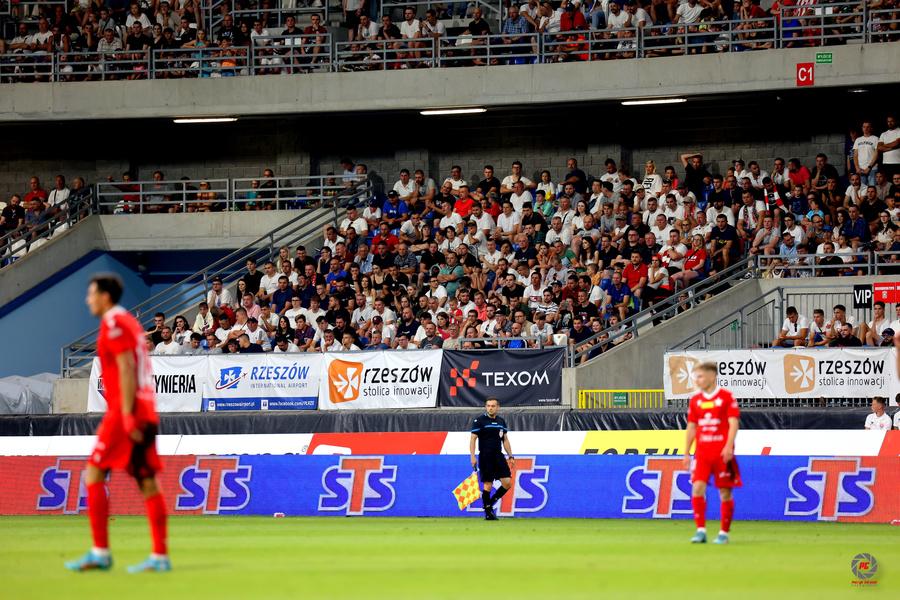 Apklan Resovia przegrała 0-2 z Wisłą Kraków w meczu 2. kolejki Fortuna 1 ligi (fot. Patryk Górecki)