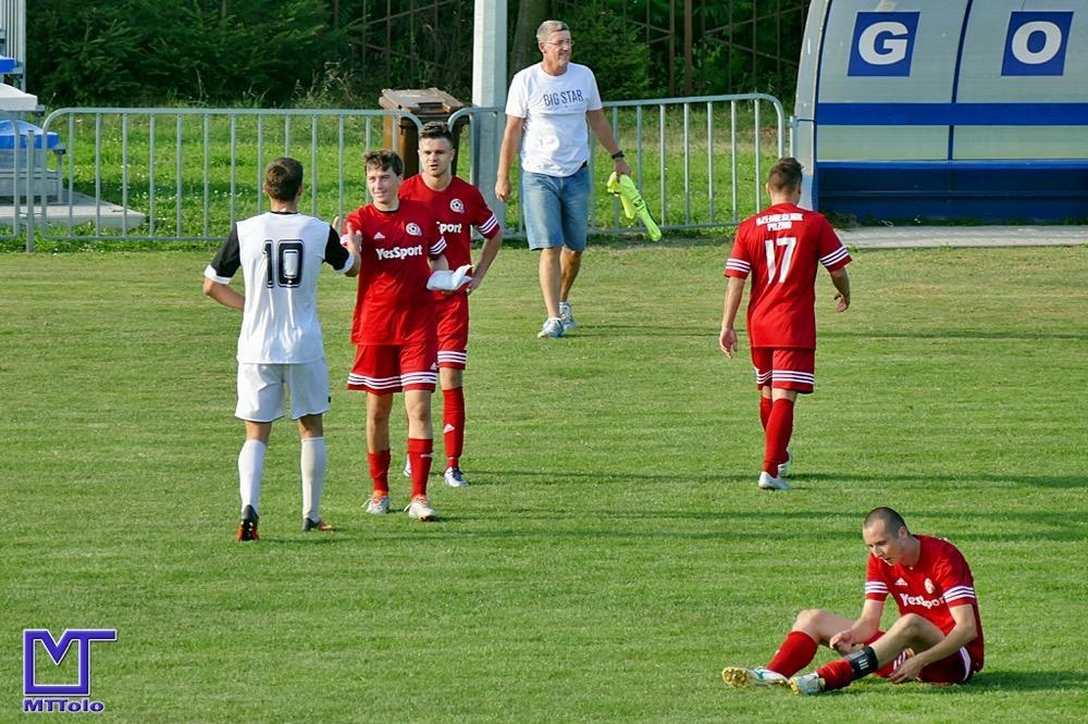 Damian Wolański (drugi z lewej) przesądził o wygranej Rzemieślnika (fot. Mieczysław Turczyn)