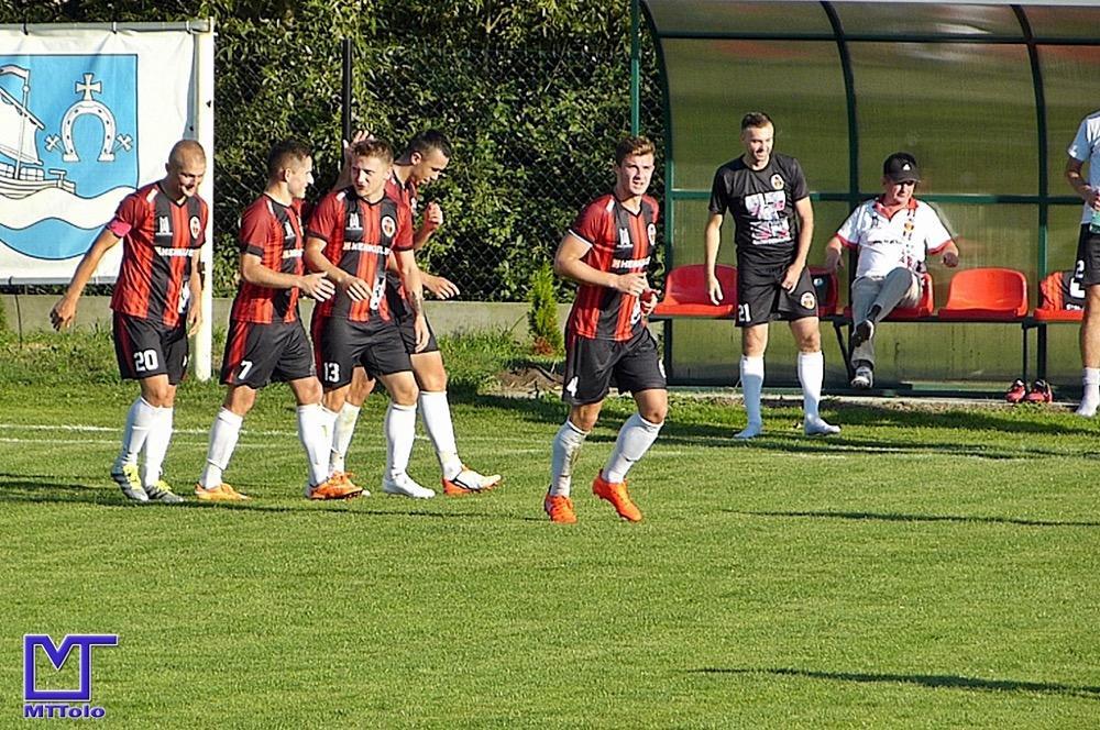 Krzysztof Pietluch (pierwszy z lewej) zdobył dwa gole dla Wólczanki w meczu z Sokołem Sieniawa (fot. Mieczysław Turczyn / archiwum)