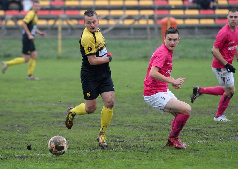 Drużyny Wólczanki Wólka Pełkińska (różowe koszulki) i Izolatora Boguchwała to dwie czołowe ekipy w IV lidze podkarpackiej.