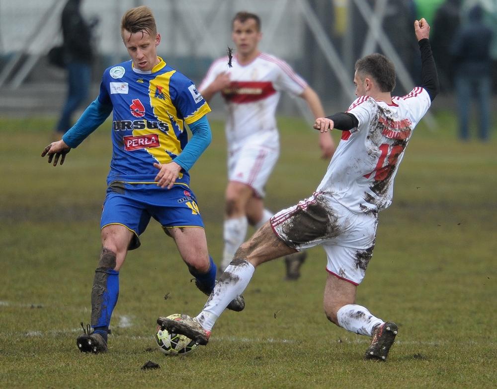 Motor Lublin (niebiesko-żółte stroje) wygrał z Orłem Przeworsk 5-0.