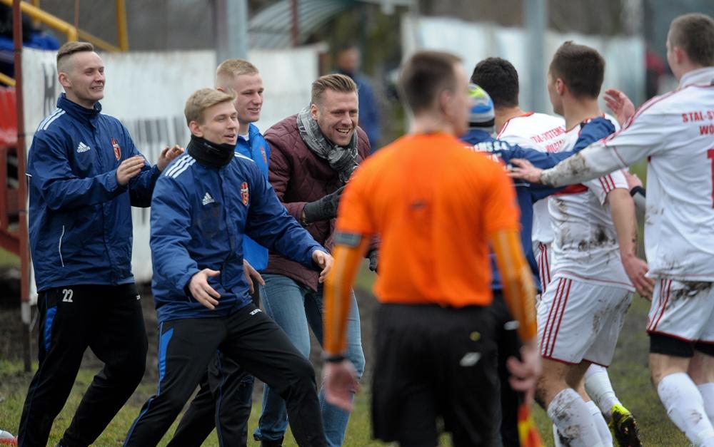 Marek Rybkiewicz na zdjęciu w środku (w bordowej kurce), jeszcze jako trener Wólczanki Wólka Pełkińska.