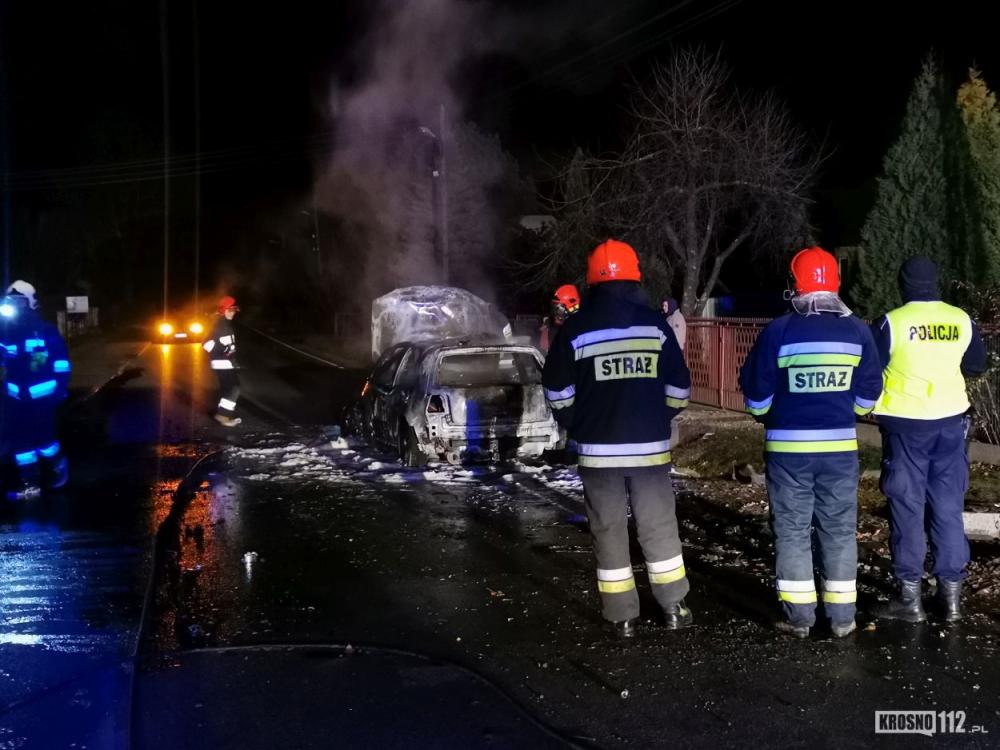 Samochód, który prowadził 20-latek doszczętnie spłonął. Mężczyzna miał 2 promile alkoholu w organiźmie (fot. krosno112.pl)