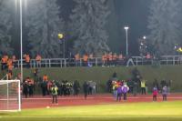 Starcie kibiców KSZO Ostrowiec (z lewej) oraz Staru Starachowice (fot. x.com/MaciekSzcz)