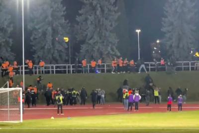 Starcie kibiców KSZO Ostrowiec (z lewej) oraz Staru Starachowice (fot. x.com/MaciekSzcz)