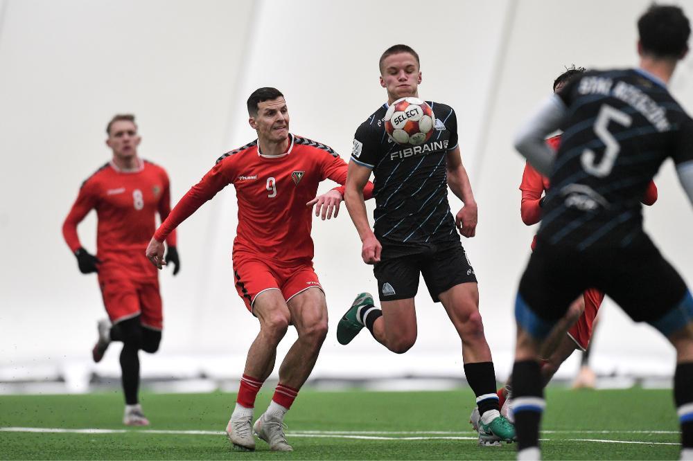 Piłkarze drugiej drużyny Stali Rzeszów (granatowe stroje) przegrali w sparingu z drugoligowym Zagłębiem Sosnowiec (fot. facebook.com/ZaglebieSA)