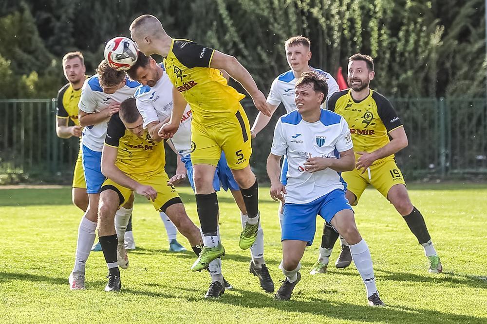 Przed piłkarzami JKS Jarosław (biało-niebieskie stroje) ciężkie zadanie w najbliższej kolejce (fot. Radek Kuśmierz)