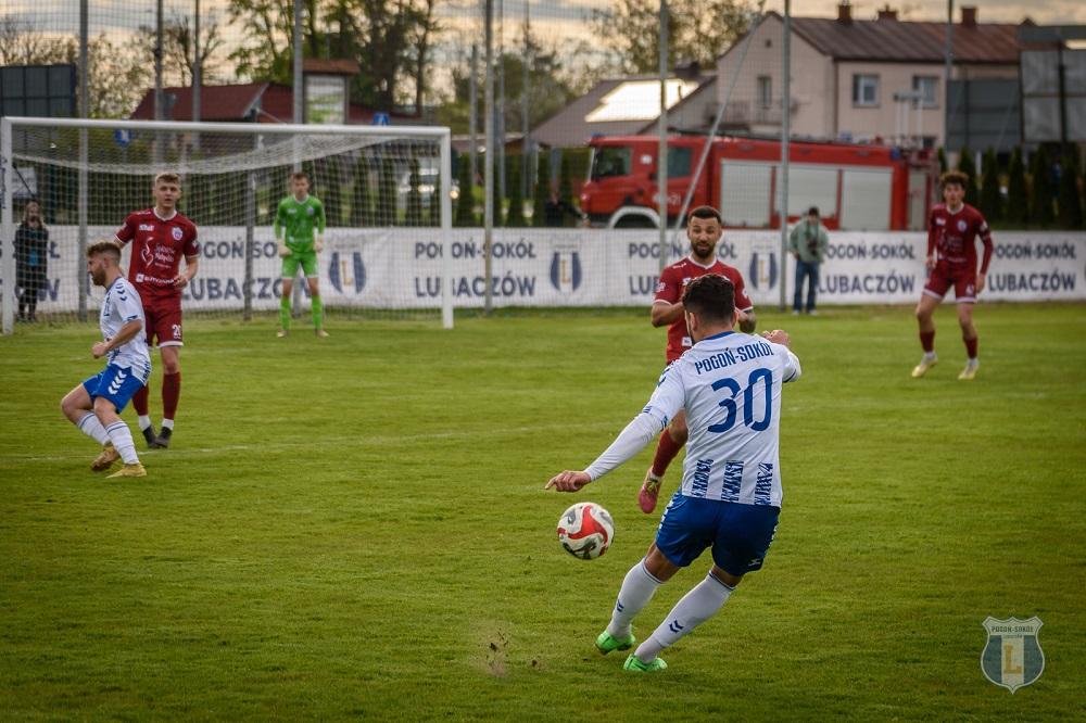 Zawodników Pogoni-Sokół Lubaczów (biało-niebieskie stroje) czeka ciężkie zadanie w tej serii gier (fot. Pogoń-Sokół Lubaczów/facebook)