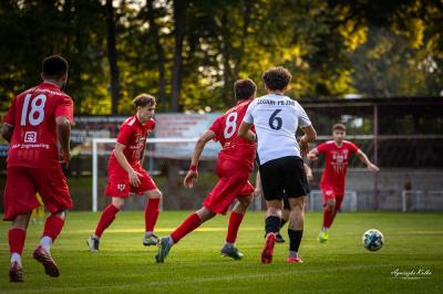 Piłkarze Orła Przeworsk (czerwone stroje) podejmą w tej kolejce rezerwy Stali Mielec (fot. Agnieszka Kulka)